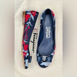 SALVATORE FERRAGAMO Varina Denim Ballet Flats - Floral Embroidery. Size 8.5 B